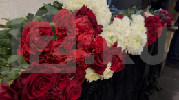 Цветы и аплодисменты: как Романа Попова проводили в последний путь