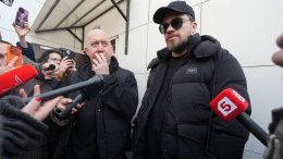 Гарик Харламов и Сергей Бурунов возложили цветы к гробу Романа Попова