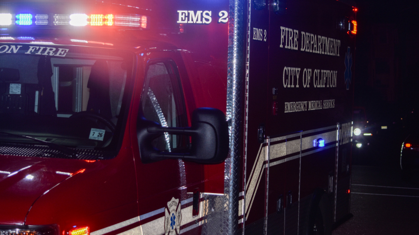 Рабочего убило измельчителем древесины на кладбище в США