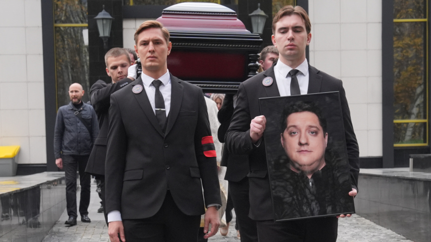 Гроб погрузили в катафалк: завершилась церемония прощания с Романом Поповым