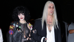 Кровь, блески, экстремальное мини: страшно-красивые образы звезд на Хэллоуин-2025