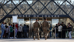 Реинкарнация комиссара Мегрэ: кем оказался детектив с фото у ограбленного Лувра