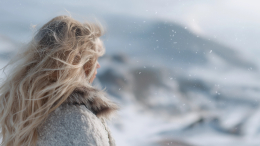 Лед и пламень: стилист рассказал, как ухаживать за волосами зимой