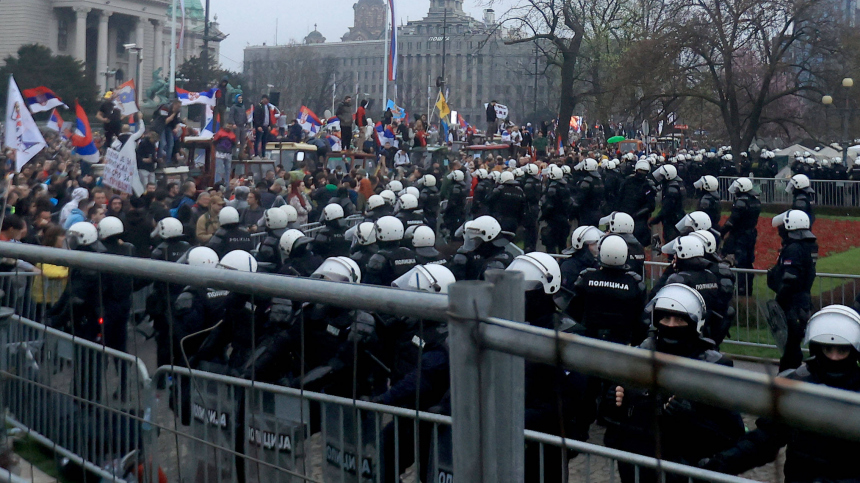 Какого необычного протестующего задержала полиция Сербии