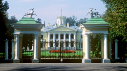 В усадьбе Валуево завершили реставрацию исторических ворот с оленями