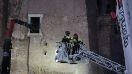 Из-под завалов обрушившейся башни в Риме извлекли человека