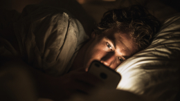 Смертельный скроллинг: чем опасна привычка смотреть в телефон перед сном