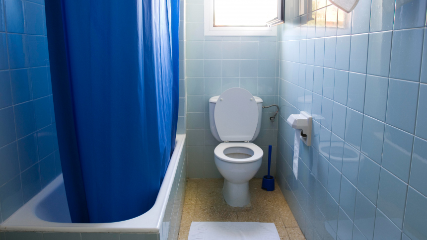 Мать уснула в ванной мотеля с ребенком и утопила его в США