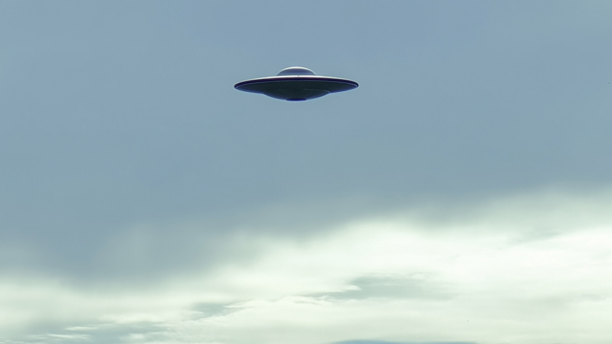 «Поймать НЛО»: мужчина запечатлел загадочный объект над Молебкой в Пермском крае