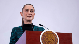 Пьяный мужчина обнял и пытался поцеловать президента Мексики