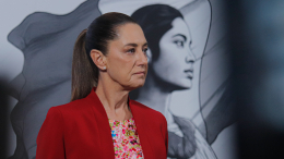 Мексиканец приобнял и попытался схватить за грудь президента страны