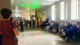 Танцуют все: пациент устроил дискотеку для врачей больницы в Сургуте