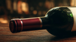 «Невероятно выносливый»: мужчина провалился в овраг и три дня пил вино, чтобы выжить