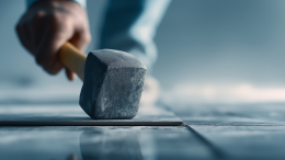 Мужчина с молотком ворвался в офис и напал на сотрудников, есть пострадавшие