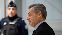 «Могут плюнуть»: Саркози боится есть тюремную еду и питается только йогуртами