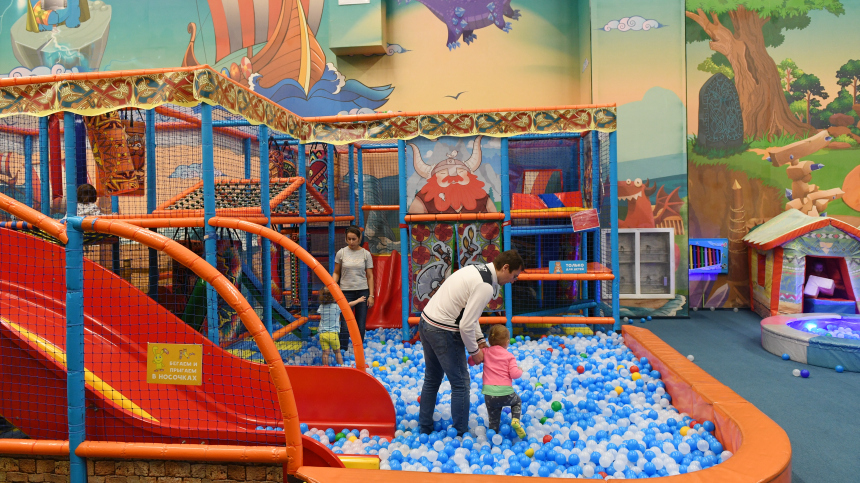 Девочка сломала шесть позвонков в детском центре