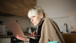 Блогерам хотят запретить незаконно зарабатывать на образовательных курсах