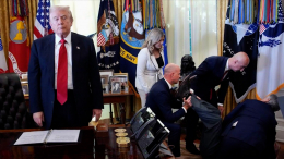 Сногсшибательный Трамп: мужчина упал в обморок в Белом доме на глазах у президента США