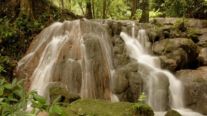 В Таиланде арестовали израильскую пару за секс у водопада