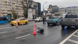 Два автомобиля сбили мужчину в инвалидном кресле в Москве