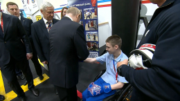 «Чемпионом должен становиться»: Путин подписал перчатки юному спортсмену