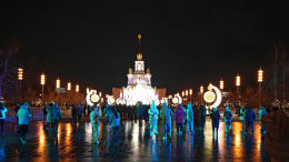 Шары, бокалы и спирали: чем украсят Москву к Новому году