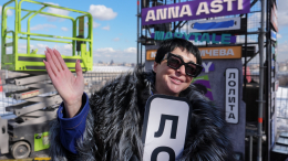 «Очень переживаю»: врач запретил Лолите Милявской есть сало