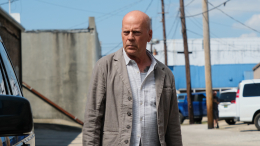 Брюса Уиллиса засняли гуляющим по пляжу в Калифорнии