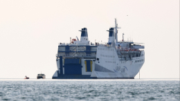 Застрявший у берегов Сочи паром из Турции пустили на внутренний рейд