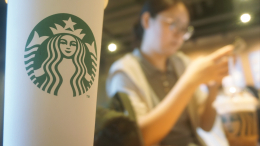 Starbucks извинилась за потасовки из-за их новой кружки