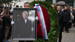 Телеведущего Юрия Николаева похоронили на Троекуровском кладбище в Москве