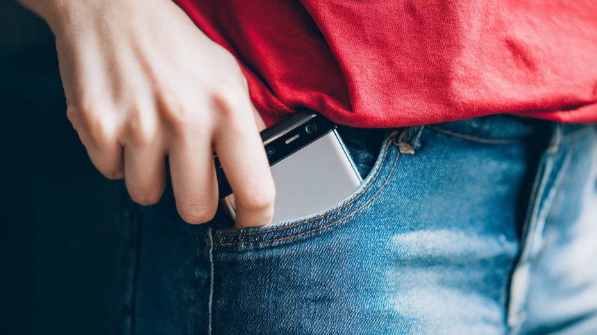 В австралийском аэропорту мужчина загорелся после взрыва пауэрбанка в кармане