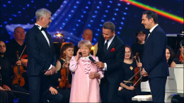 Путин по телефону поздравил Александру Пахмутову с днем рождения во время ее концерта в Кремлевском дворце