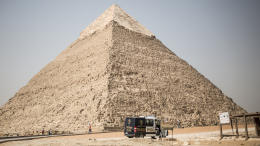 В Египте туристов задержали за попытку сфотографироваться голыми у пирамид