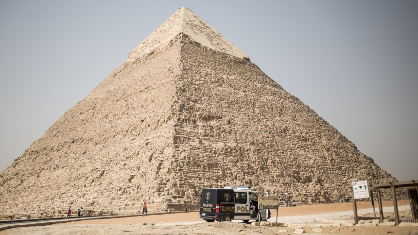 Что запрещено делать возле египетских пирамид