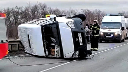 Микроавтобус перевернулся после столкновения с легковушкой в Самарской области
