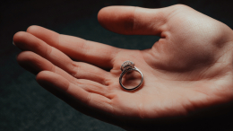 Мужчина откусил 88-летней женщине палец, чтобы украсть кольцо