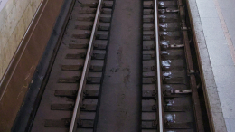 В столичном метро пенсионерка толкнула 13-летнюю девочку на рельсы