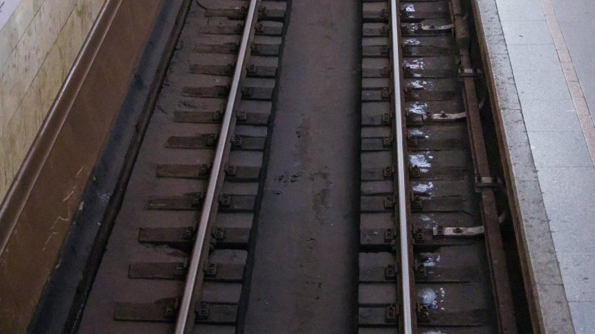 Пенсионерка толкнула девочку подростка на рельсы