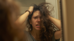 Важный симптом: о каких проблемах со здоровьем говорят прыщи на голове