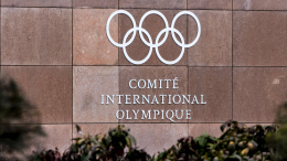 МОК запретит трансгендерам* участвовать в женских соревнованиях на ОИ