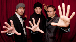 «Нас трое»: Сафронов объяснил, как они с братьями из микромагов выросли в звезд