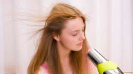 Феном или так высохнут: как правильно сушить волосы