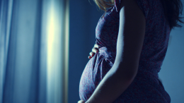 Женщина вырезала ребенка из тела беременной девушки и пыталась выдать его за своего