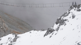 Трое туристов сорвались с ледяного склона в Карачаево-Черкесии