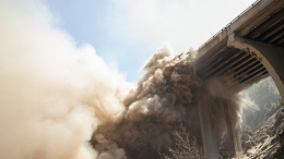 На юго-западе Китая из-за оползня частично обрушился автомобильный мост