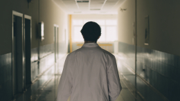 Для науки: австрийский врач взял в рот грудь пациентки и был оправдан