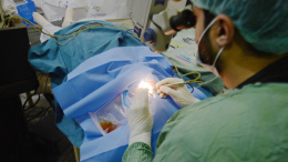 Мужчина стал видеть женщину с огромной грудью после операции на глазах