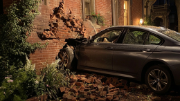 Двое мужчин угнали автомобиль с женщиной внутри и врезались в дом престарелых