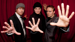 «Нас трое»: Сафронов объяснил, как они с братьями из микромагов выросли в звезд